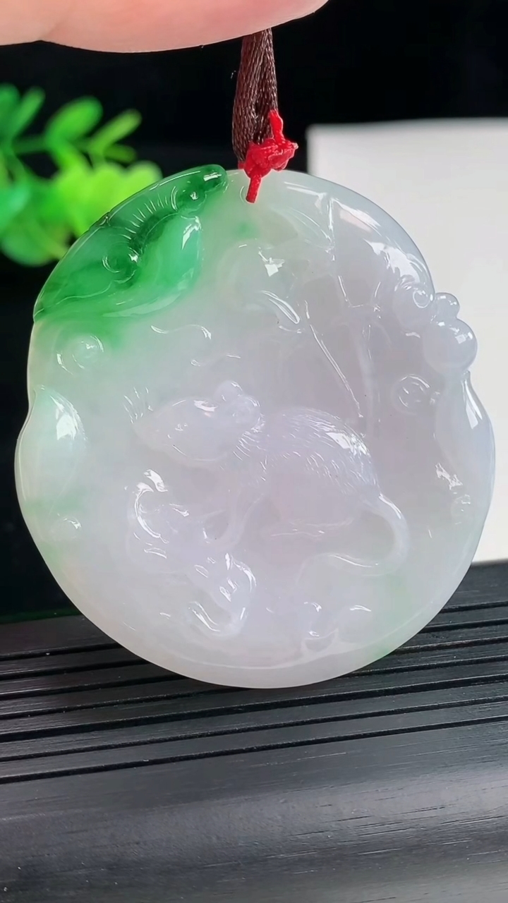 天然A货翡翠生肖鼠吊坠，尺寸50-48.2-5重量:26.96g
4月25日