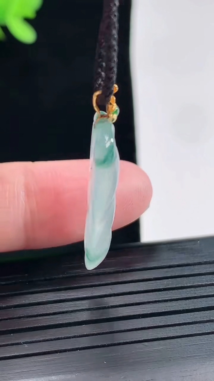 天然A货翡翠种飘花金枝玉叶 叶子吊坠，尺寸24-14-3.2重量:2.49g
4月25日