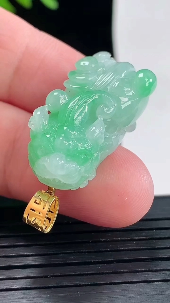 天然A货翡翠貔貅吊坠，尺寸32-14.5-10重量:10.13g
4月25日