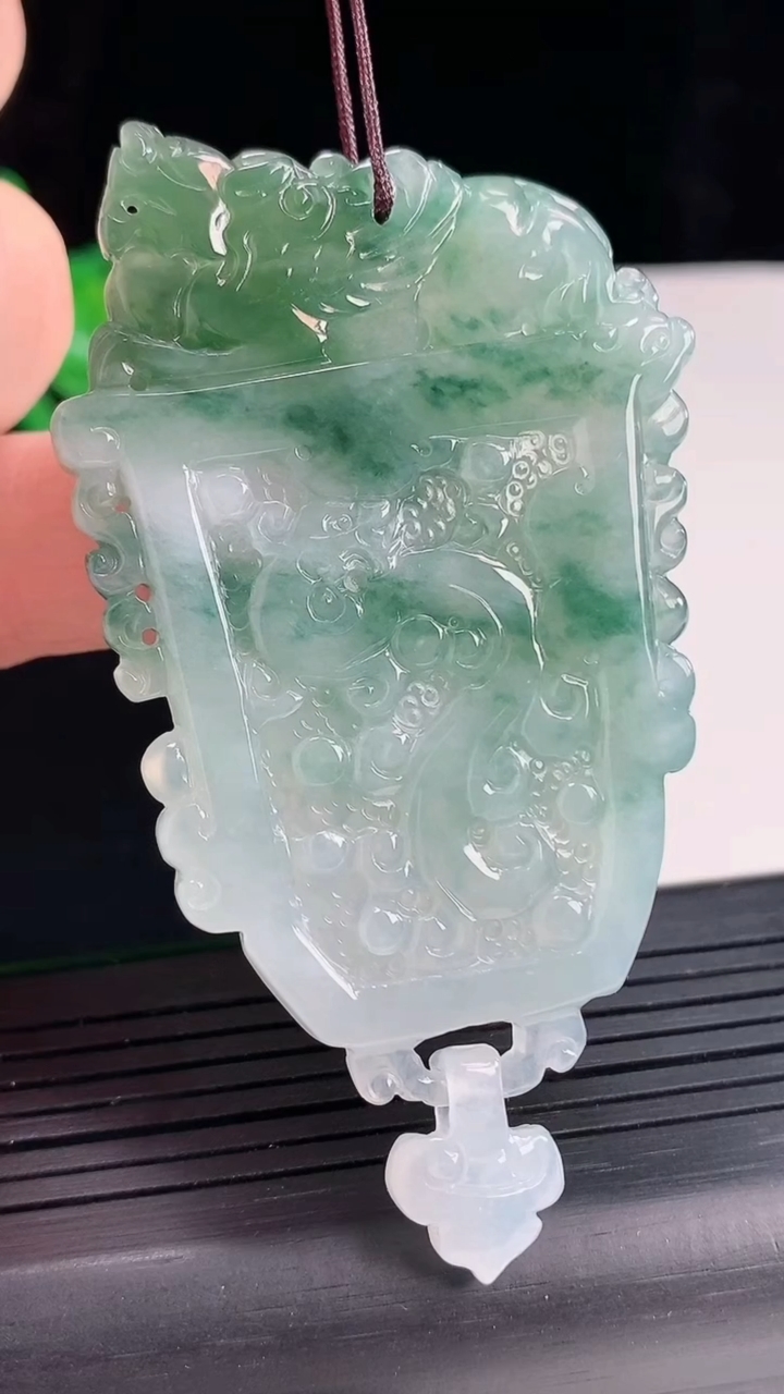 天然A货翡翠飘花仿古龙牌吊坠，尺寸63.5-40.6-5重量:28.68g
4月25日
