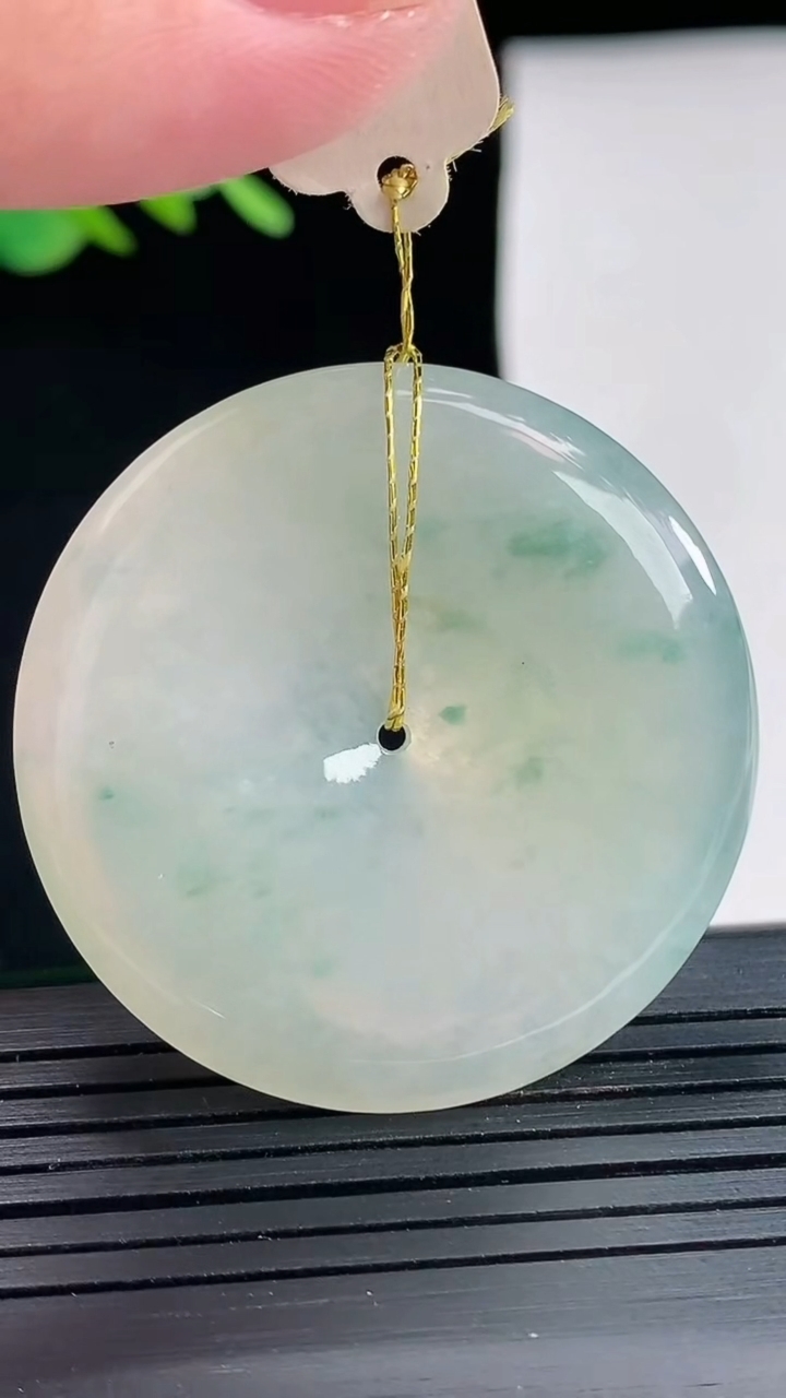 天然A货翡翠飘花平安扣吊坠，尺寸39-6重量:18.28g
4月25日