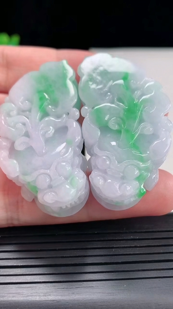 天然A货翡翠貔貅吊坠一对，尺寸49-25.6-12.5重量:65.94g
4月25日