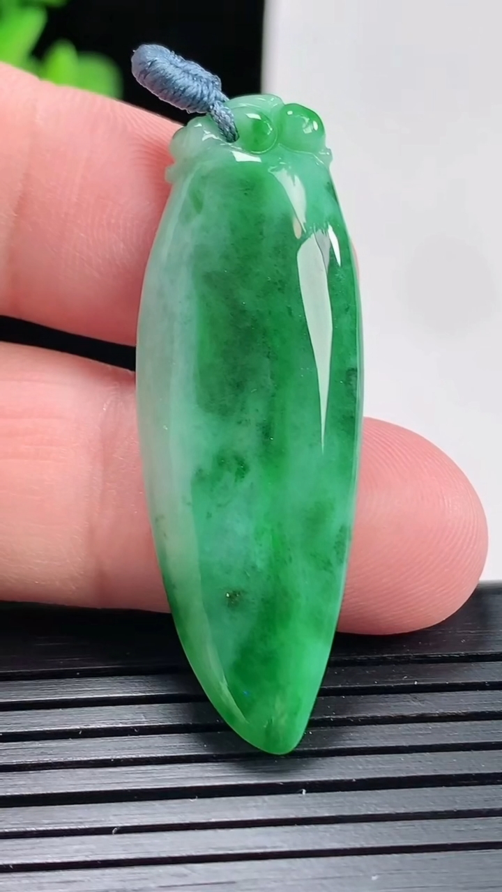 天然A货翡翠福瓜吊坠，尺寸45-15-5.5重量:6.29g
4月25日