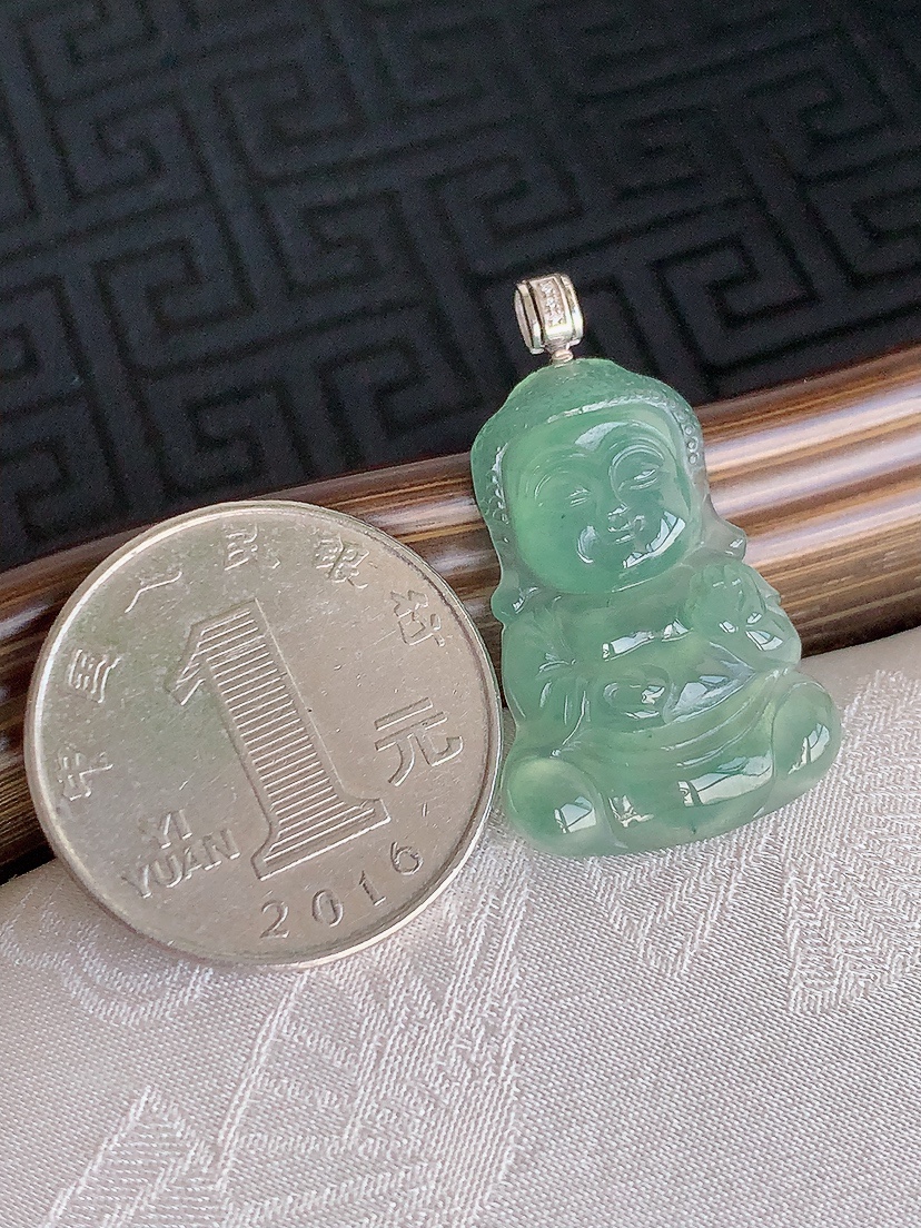 天然A货翡翠18K金扣头晴水宝宝佛吊坠 
尺寸32-26.6-18.3-4.2mm 重量3.65g 0425