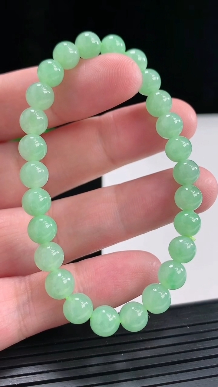 天然A货翡翠圆珠手串，尺寸7-26颗重量:16.41g4月25日
工厂直销收藏佳品,种好水足，色泽均