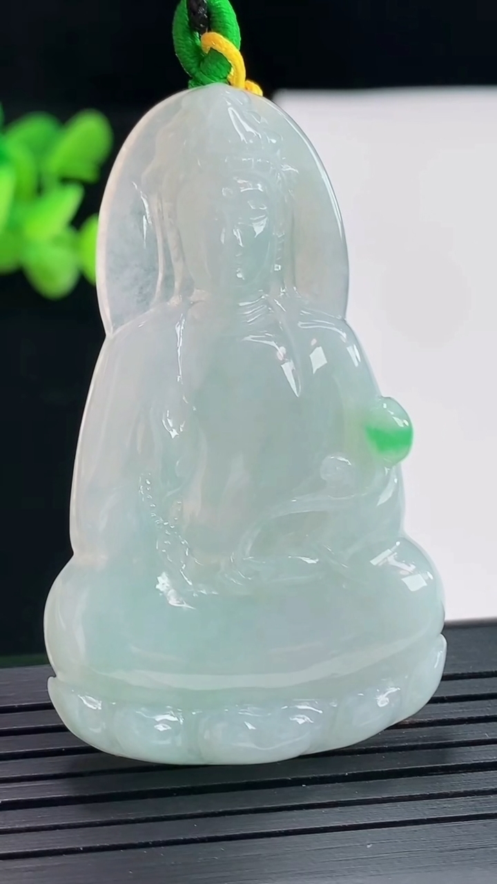 天然A货翡翠大势至菩萨吊坠，尺寸55-33.6-5.2重量:17.99g
4月25日