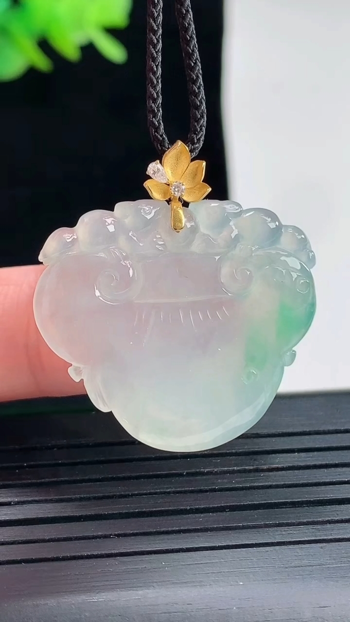 天然A货翡翠如意吊坠，尺寸26-29.5-3.6重量:6.31g
4月25日