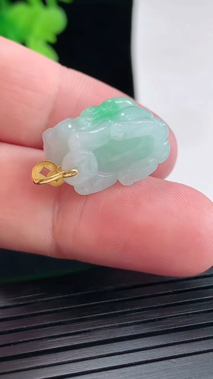 天然A货翡翠貔貅吊坠，尺寸18.5-11.5-11重量:5.43g
4月25日