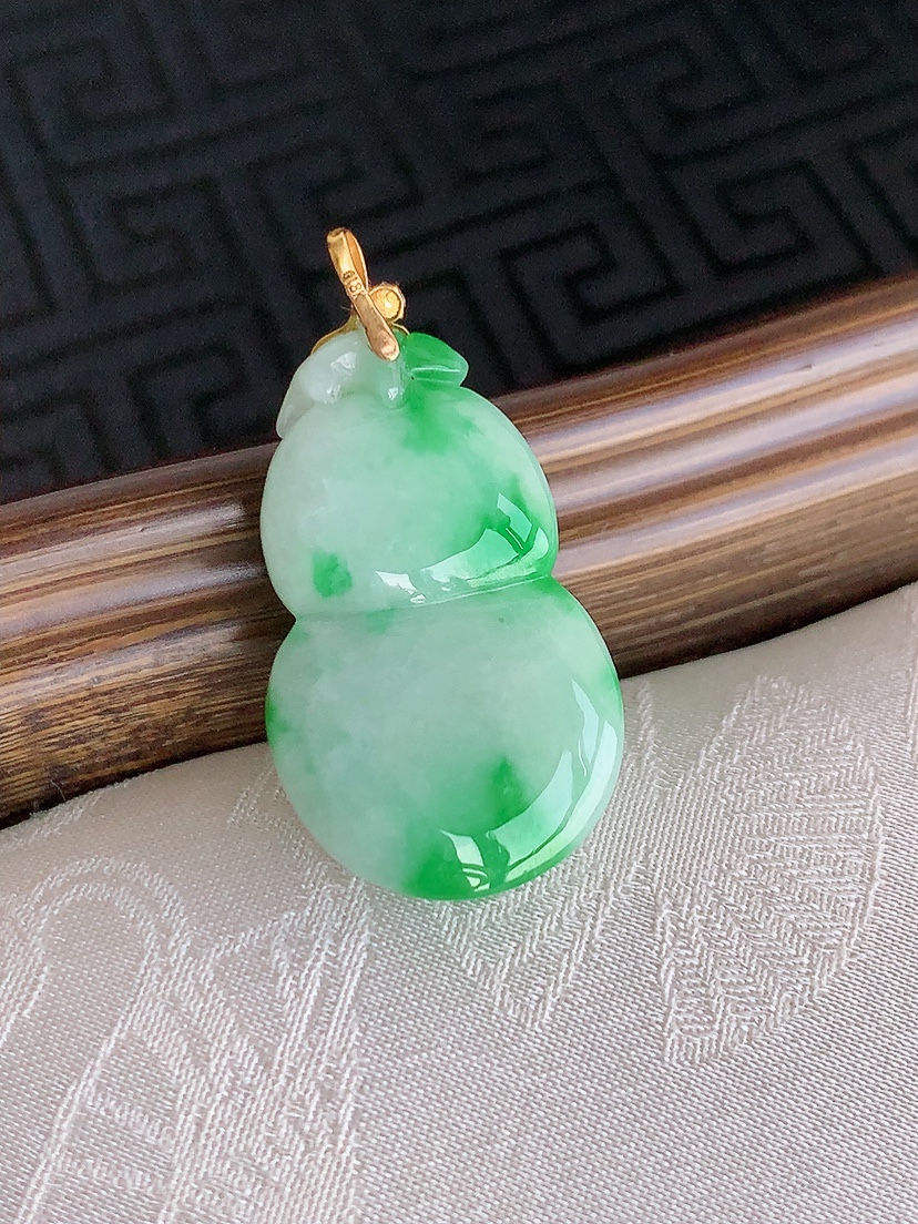 天然A货翡翠18K金镶嵌飘绿葫芦吊坠 
尺寸31.2-26.5-16-10.5mm 重量7.53g 