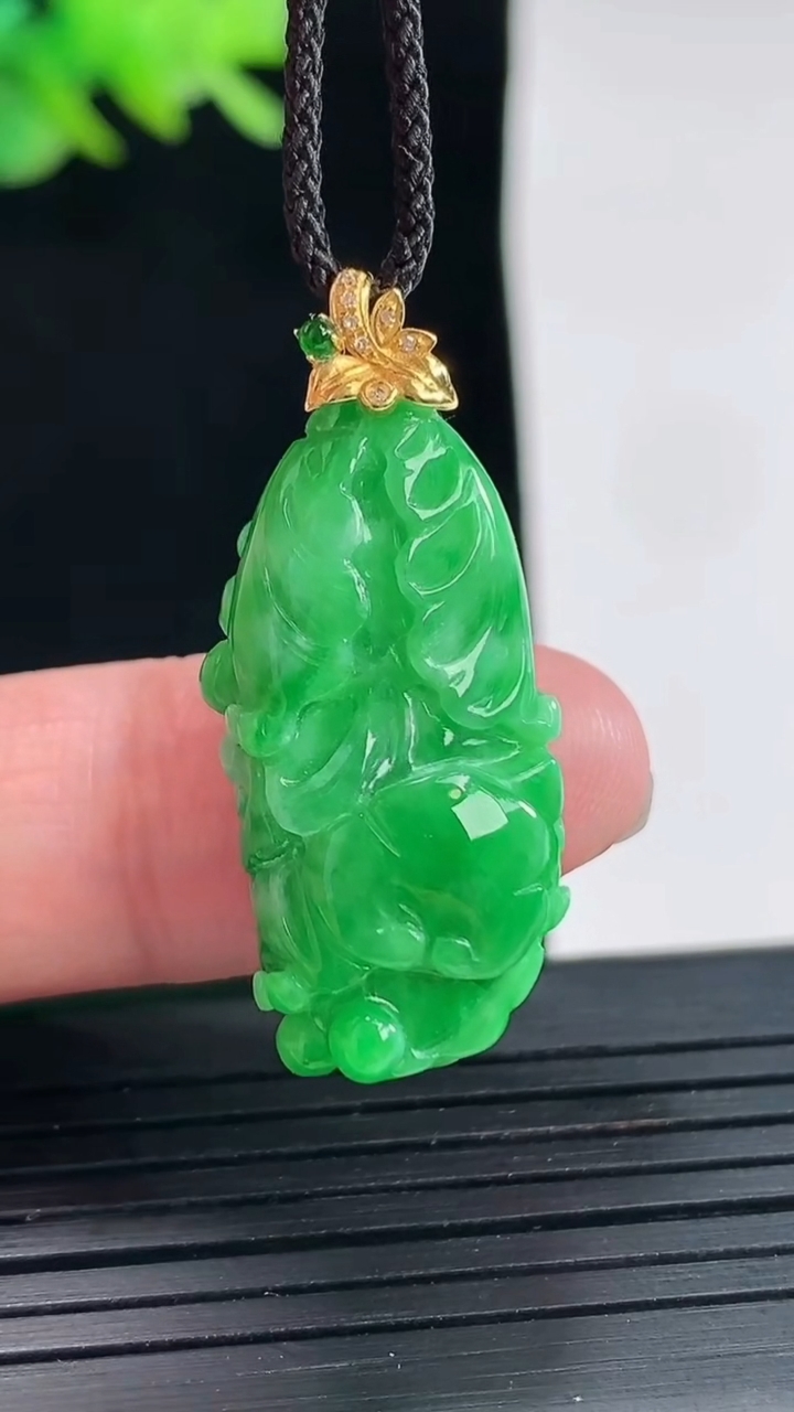 天然A货翡翠白菜吊坠，尺寸28-14-9.5重量:6.50g
4月25日