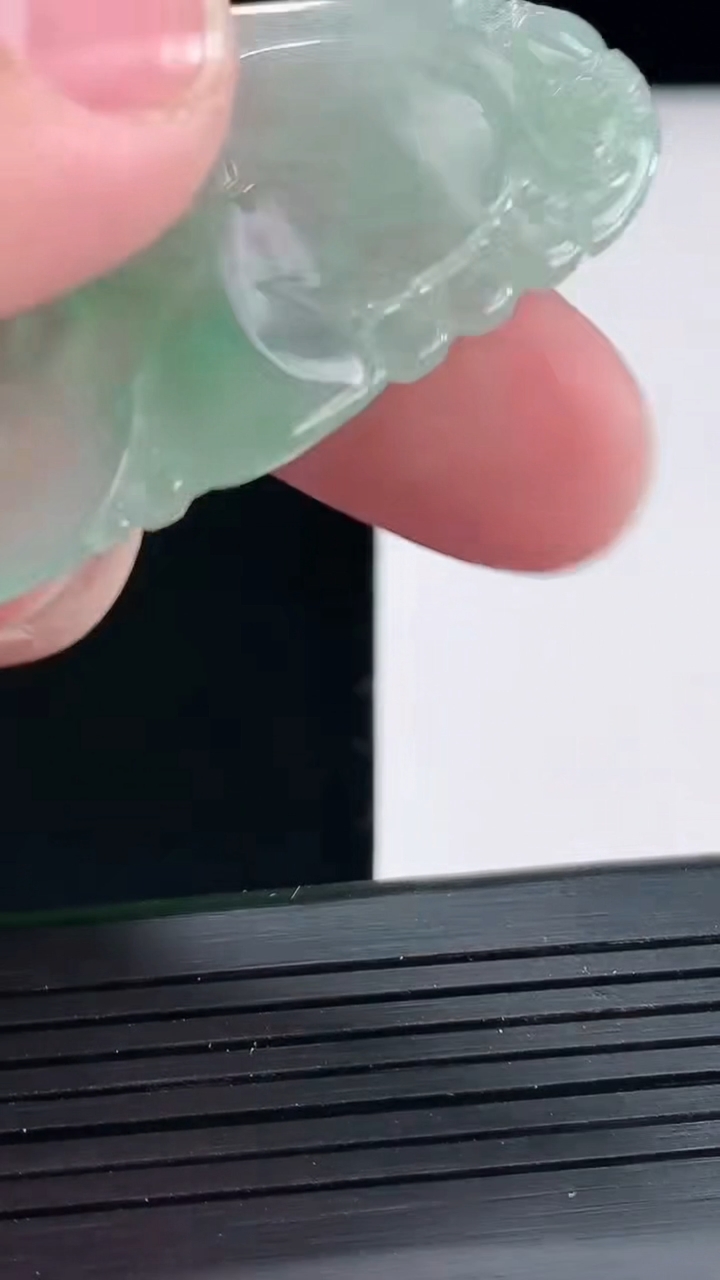 天然A货翡翠如意吊坠，尺寸53.5-31-2.5重量:9.66g
4月25日