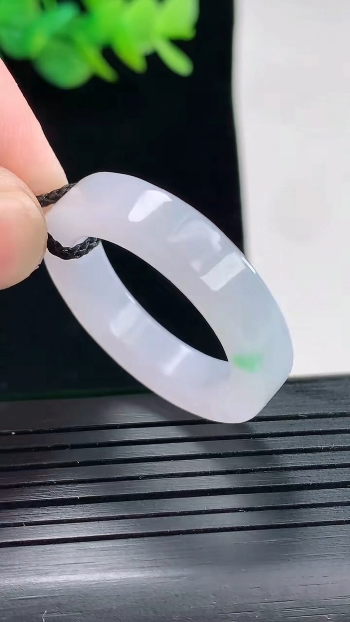 天然A货翡翠玉指环 戒指，尺寸22-5.6-4.2重量:7.30g2026年4月25日
工厂直销收藏佳品,种好水足，色泽均匀，有种有色，上手高大气！