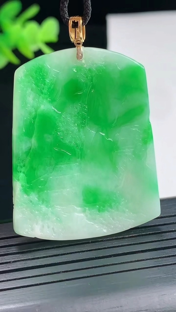 天然A货翡翠山水牌吊坠，尺寸44-35-4重量:15.04g
4月25日