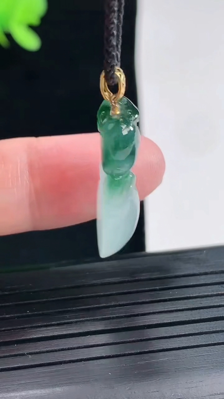 天然A货翡翠18k金飘花生肖兔吊坠，尺寸27-12-6重量:3.45g
4月25日