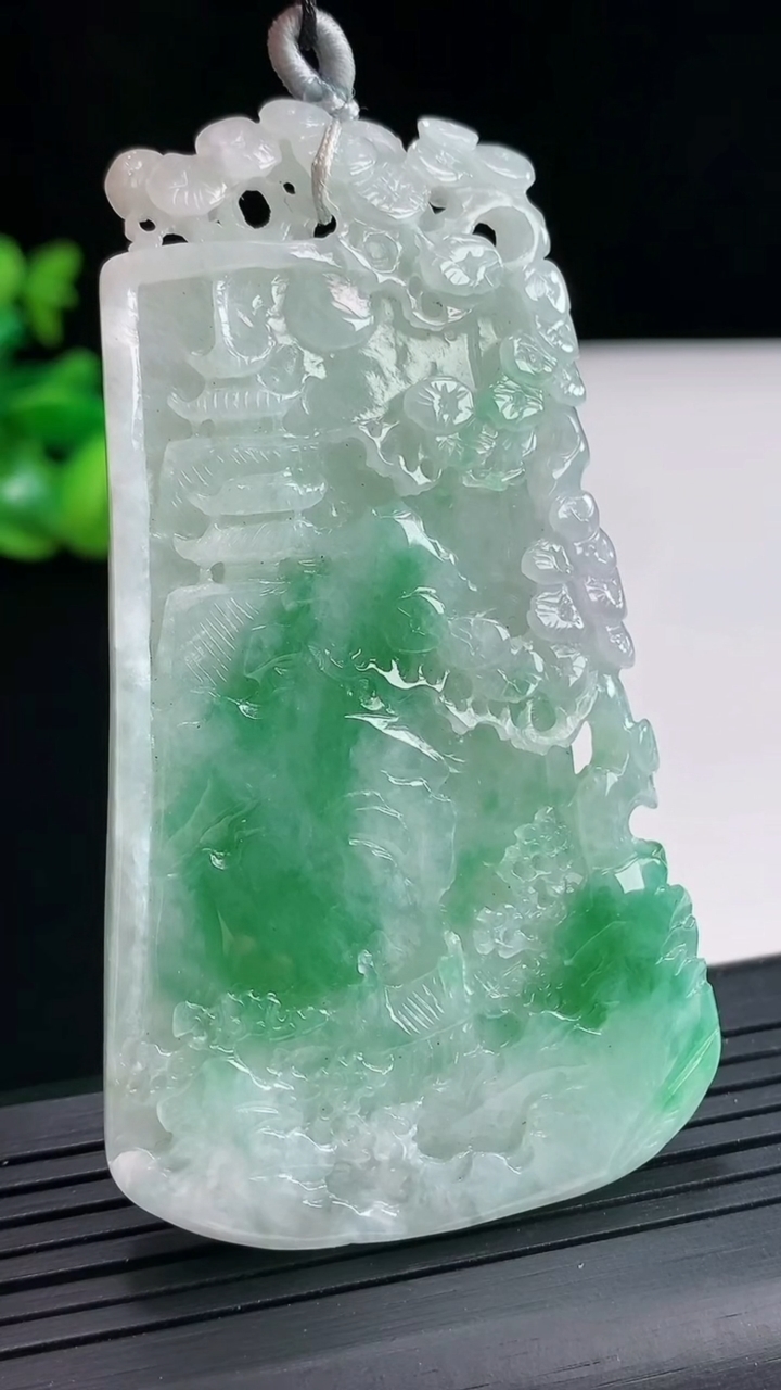 天然A货翡翠山水牌吊坠，尺寸74-42-5重量:35.90g
4月25日