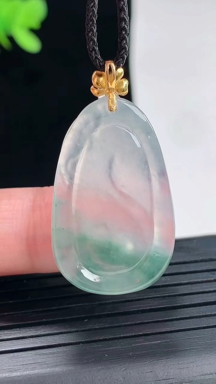 天然A货翡翠种飘花和和美美 荷叶鱼吊坠，尺寸30-19.5-5重量:5.47g
4月25日