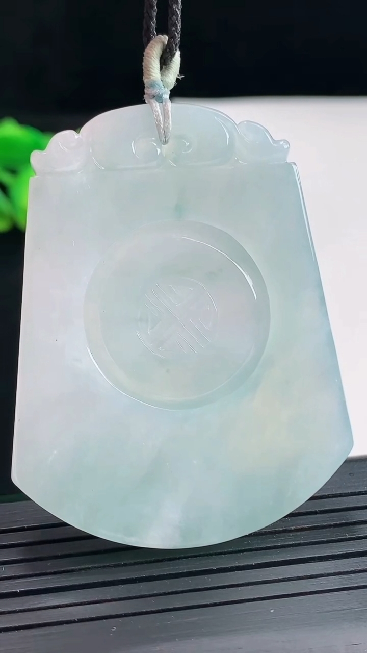 天然A货翡翠飘花仿古无事牌吊坠，尺寸54-42-4.3重量:26.04g
4月25日