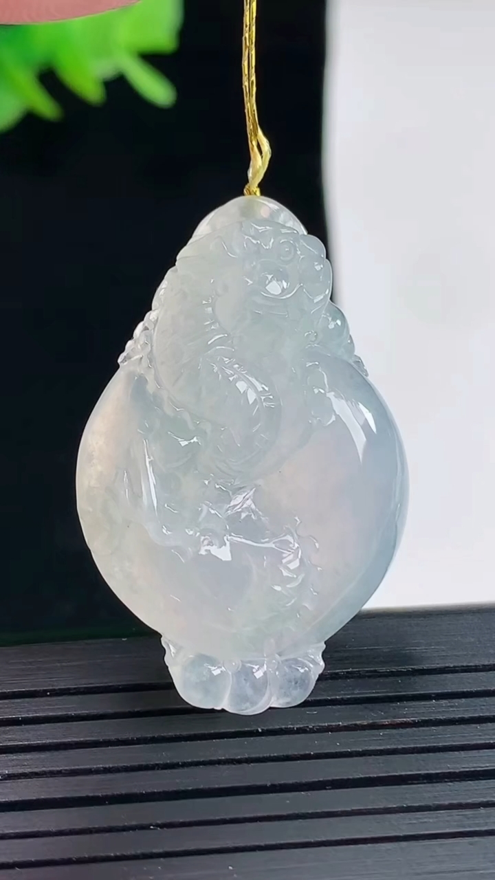 天然A货翡翠龙牌吊坠，尺寸38.5-25-7重量:11.08g
4月25日