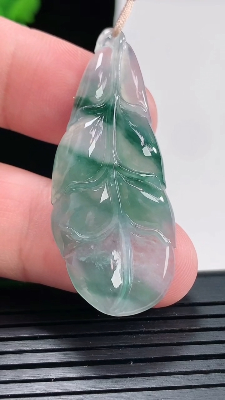 天然A货翡翠飘花金枝玉叶 叶子吊坠，尺寸46-18-4.6重量:5.62g
4月25日