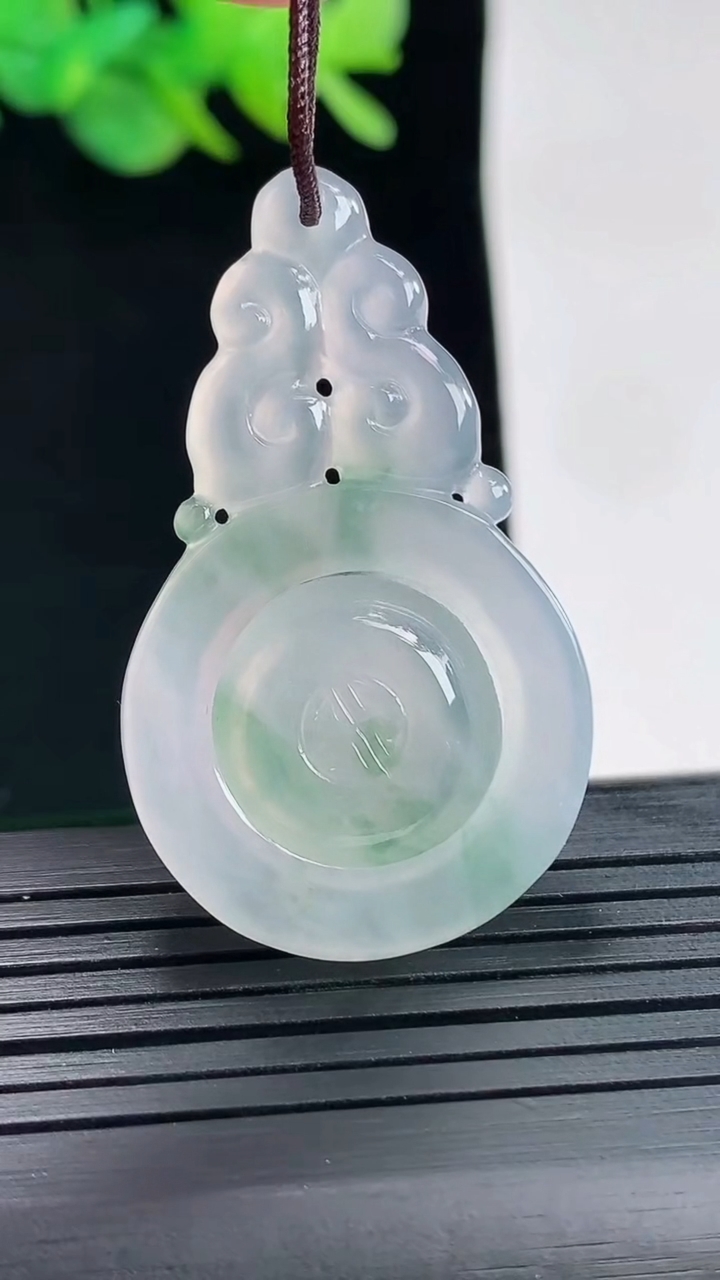 天然A货翡翠时来运转吊坠，尺寸42-25-3.6重量:7.72g
4月25日