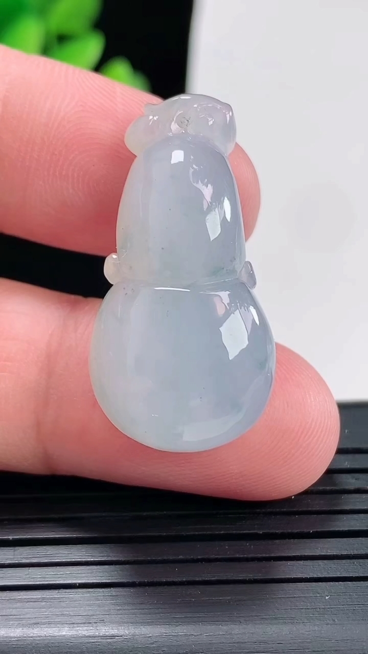 天然A货翡翠飘花葫芦吊坠，尺寸32-16.5-9重量:8.48g
4月25日