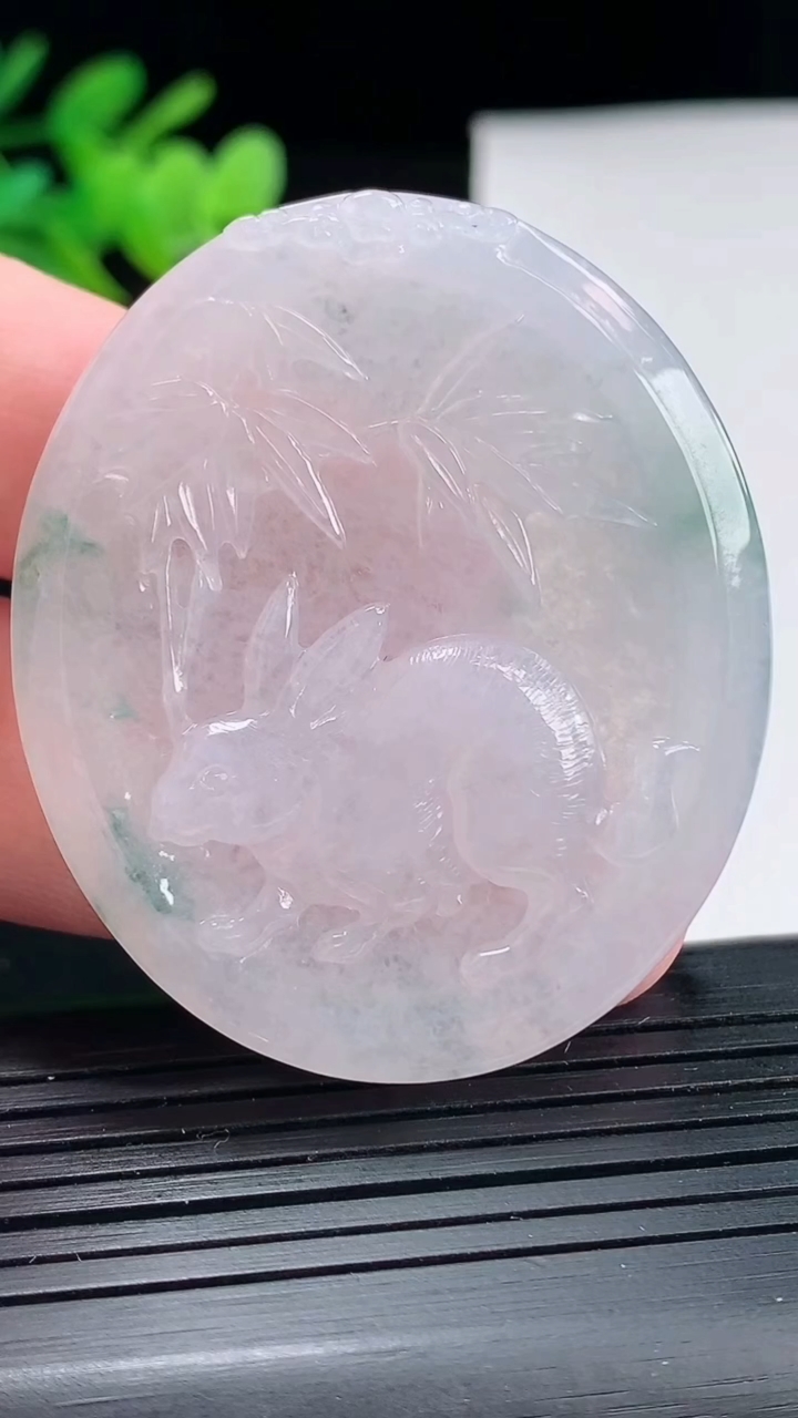 天然A货翡翠飘花生肖兔吊坠，尺寸49-42-5重量:20.67g
4月25日