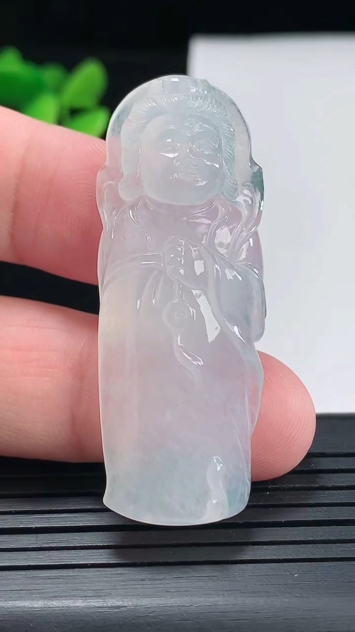 天然A货翡翠观音菩萨吊坠，尺寸50-19-5.5重量:10.04g
4月25日