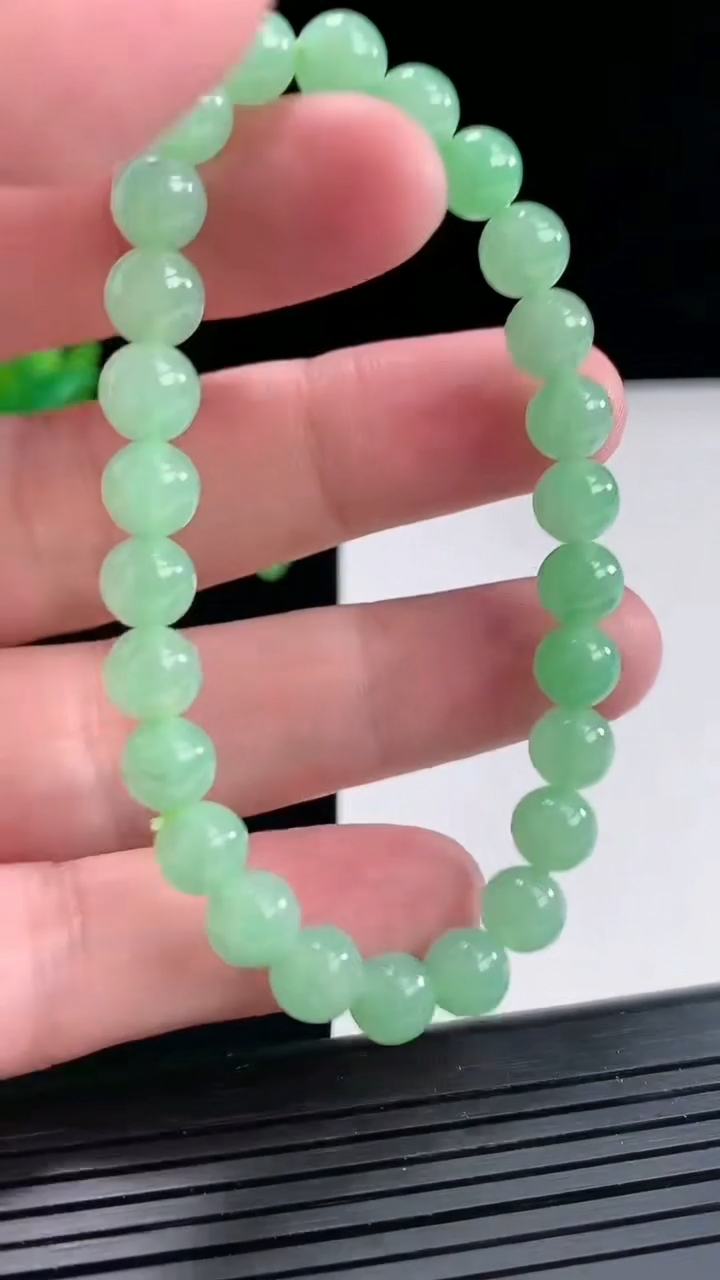天然A货翡翠圆珠手串，尺寸7-26颗重量:16.41g4月25日
工厂直销收藏佳品,种好水足，色泽均匀，有种有色，上手高大气！