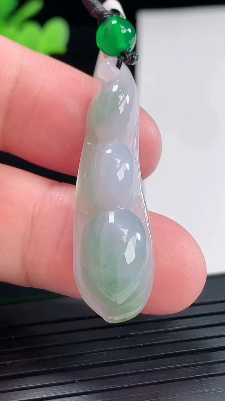 天然A货翡翠飘花福豆吊坠，尺寸37-11-6.5重量:4.76g
4月25日