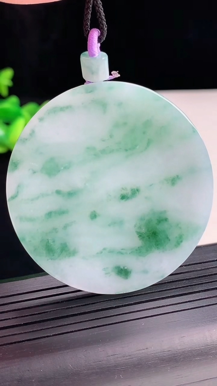 天然A货翡翠飘花无事牌吊坠，尺寸54-5.2重量:45.33g
4月25日