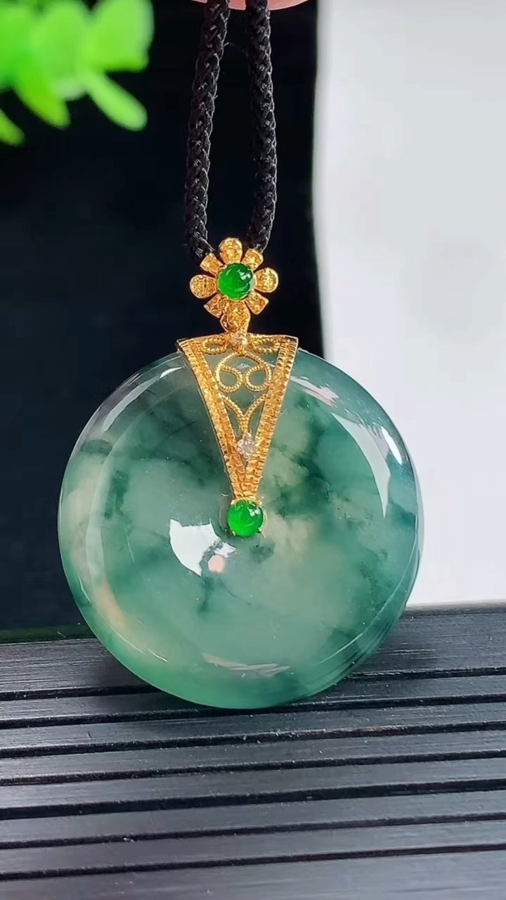 天然A货翡翠种飘花平安扣吊坠，尺寸26-5重量:8.40g
4月25日