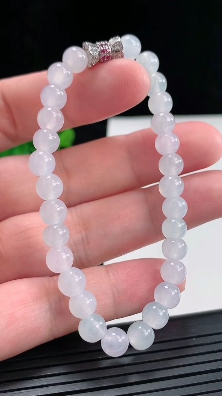 天然A货翡翠紫罗兰圆珠手串，尺寸6.5-29颗重量:15.79g4月25日
工厂直销收藏佳品,种好水足，色泽均匀，有种有色，上手高大气！