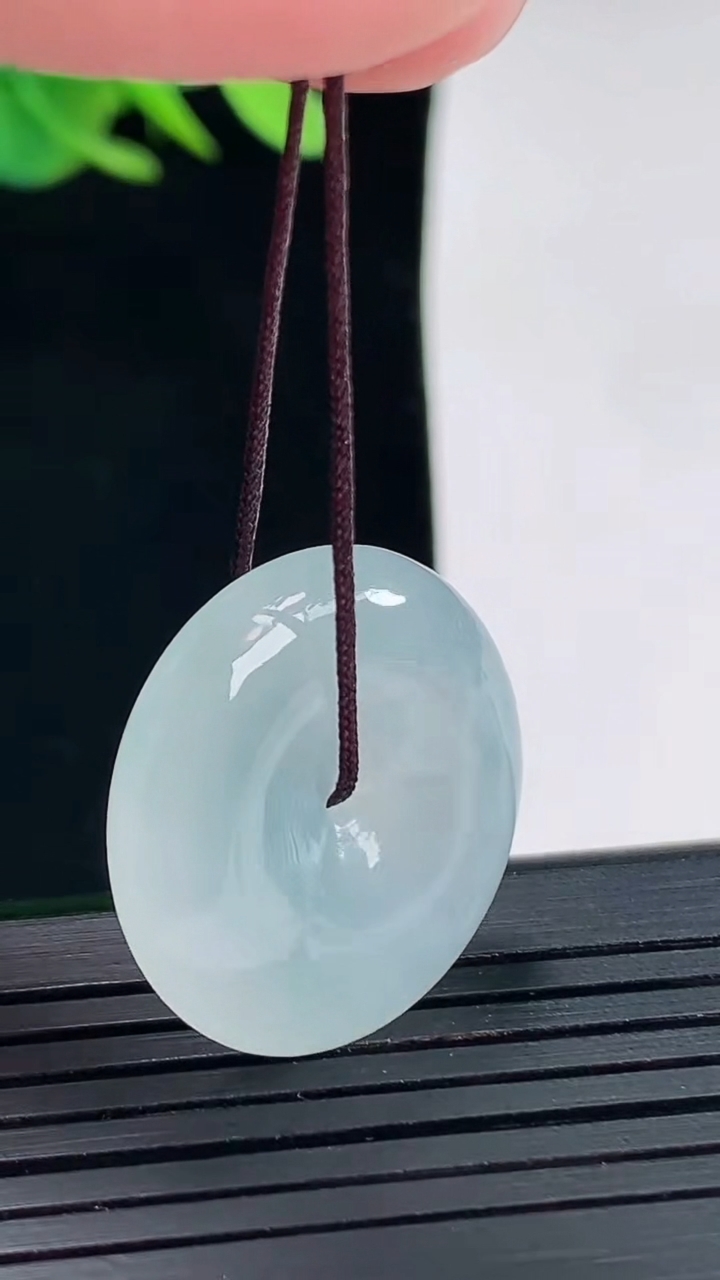 天然A货翡翠平安扣吊坠，尺寸24-5.5重量:6.75g
4月25日