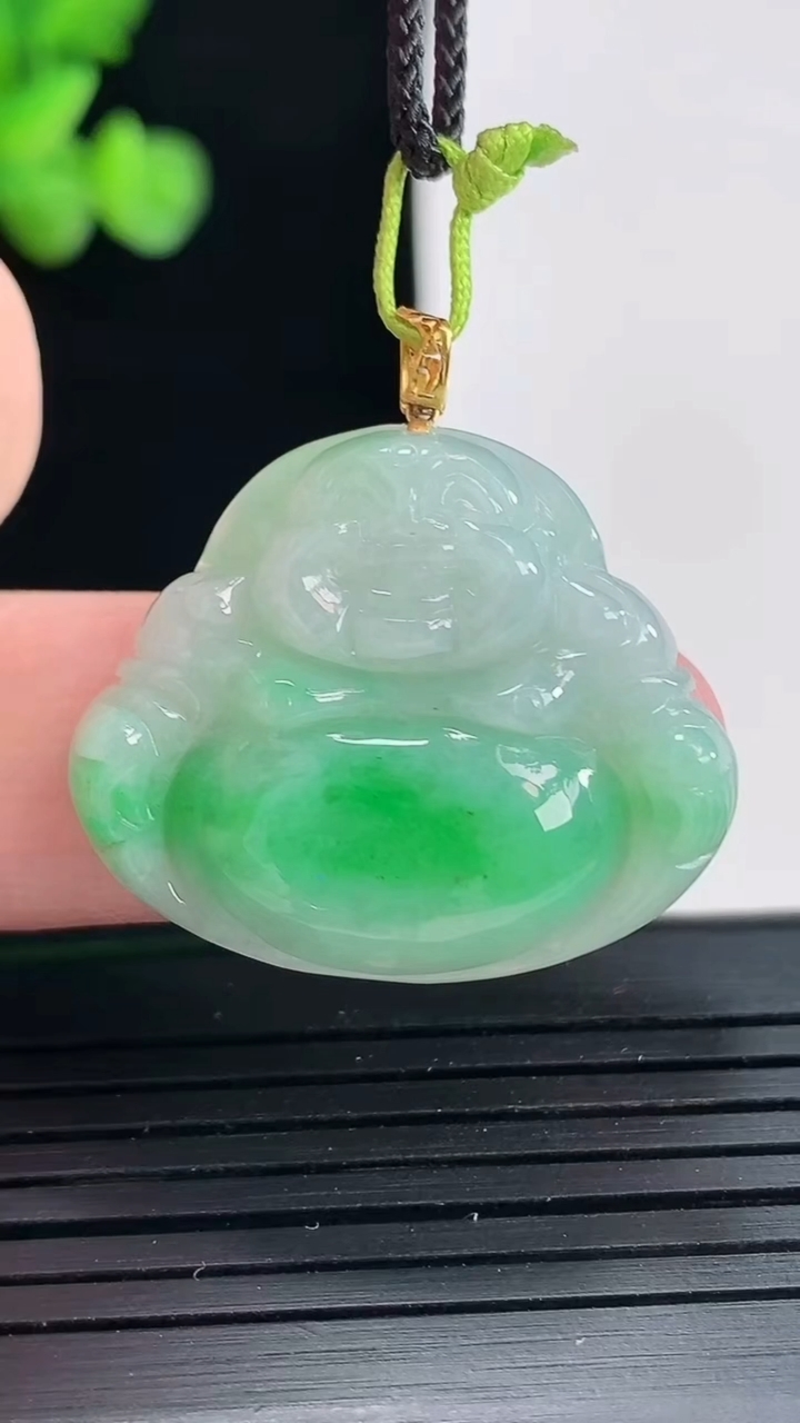 天然A货翡翠佛公吊坠，尺寸24-29-5.6重量:5.92g
4月25日