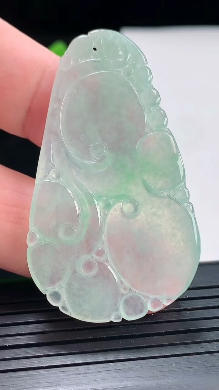 天然A货翡翠如意吊坠，尺寸53.5-31-2.5重量:9.66g
4月25日