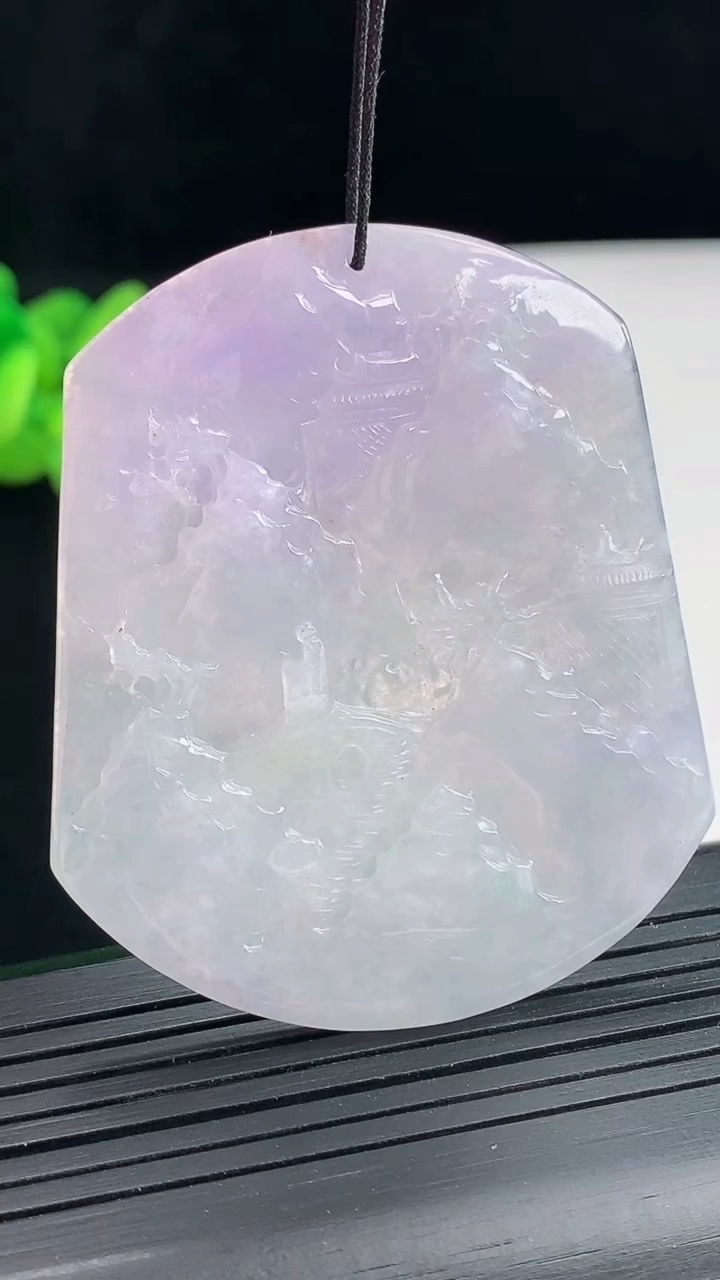 天然A货翡翠牌吊坠，尺寸54-45.6-3.5重量:19.29g
4月25日