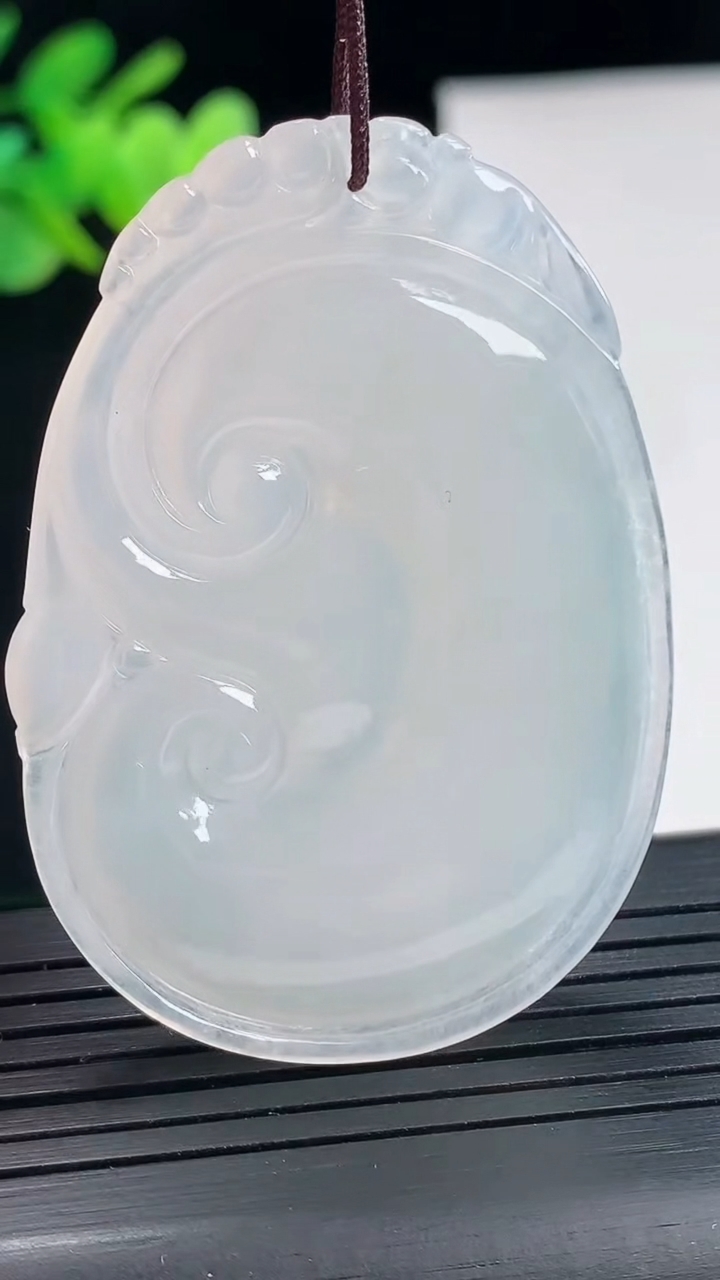 天然A货翡翠如意吊坠，尺寸52-37.6-5.9重量:20.95g
4月25日