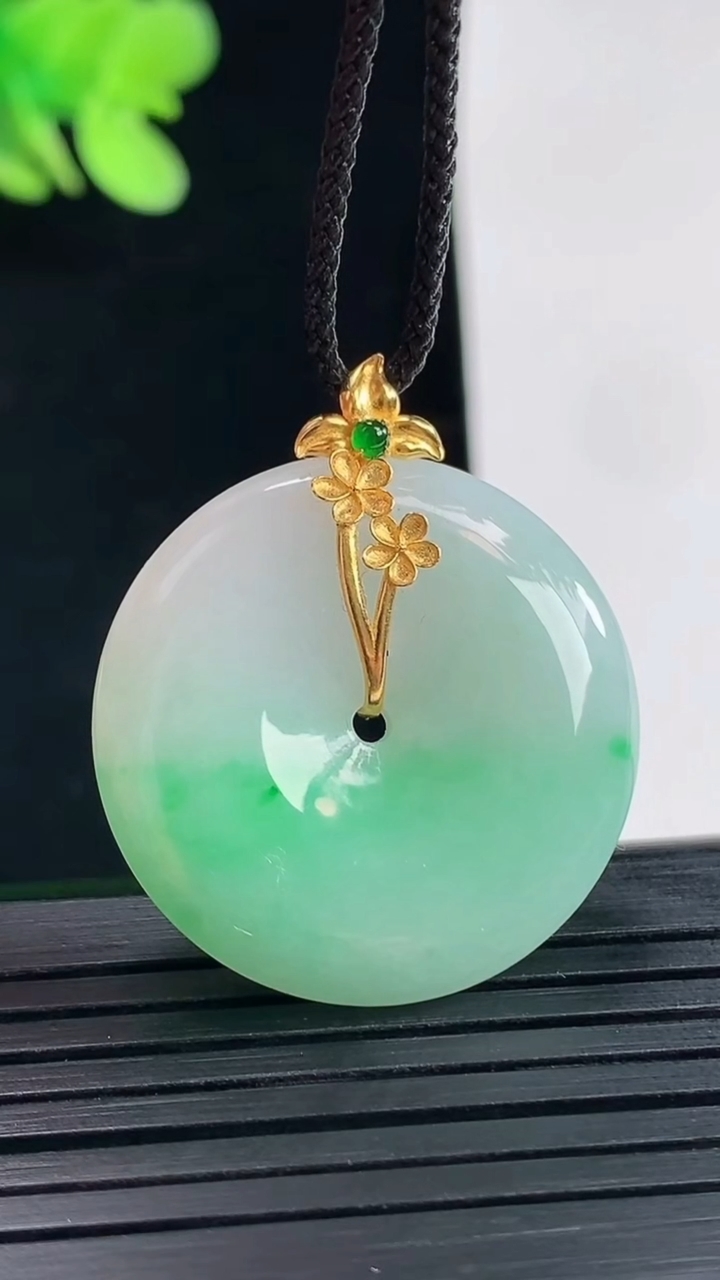 天然A货翡翠平安扣吊坠，尺寸27-5.5重量:9.06g
4月25日