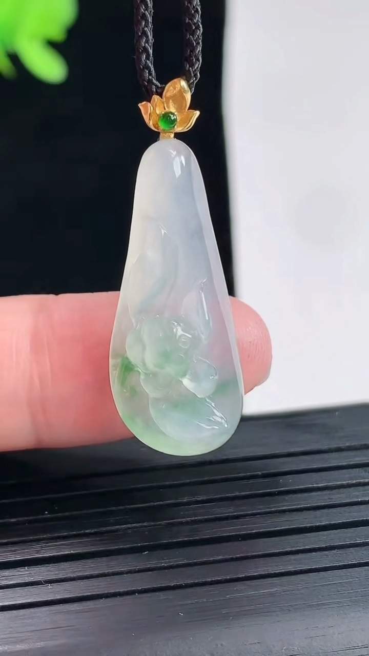 天然A货翡翠18k金飘花和和美美 荷花吊坠，尺寸28.6-12.5-6.6重量:3.39g
4月25日