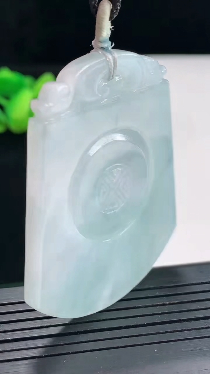 天然A货翡翠飘花仿古无事牌吊坠，尺寸54-42-4.3重量:26.04g
4月25日