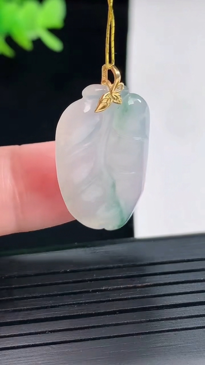 天然A货翡翠金枝玉叶 叶子吊坠，尺寸27-17-3.6重量:3.74g
4月25日