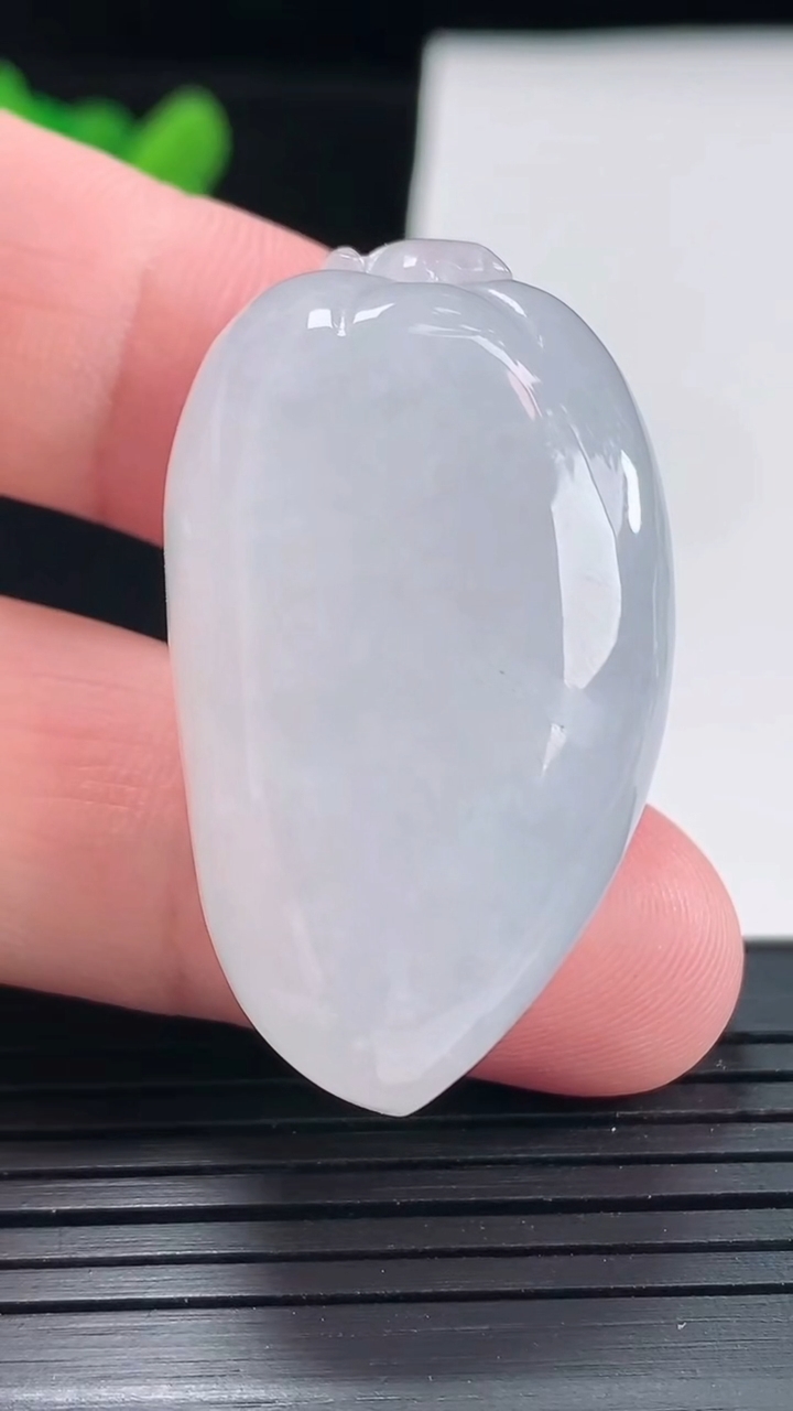 天然A货翡翠福瓜吊坠，尺寸40-23-14重量:25.03g
4月25日