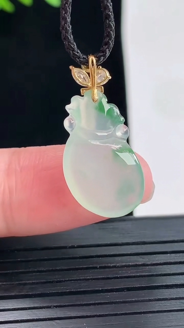 天然A货翡翠福袋吊坠，尺寸18.6-11.8-4.2重量:1.86g
4月25日