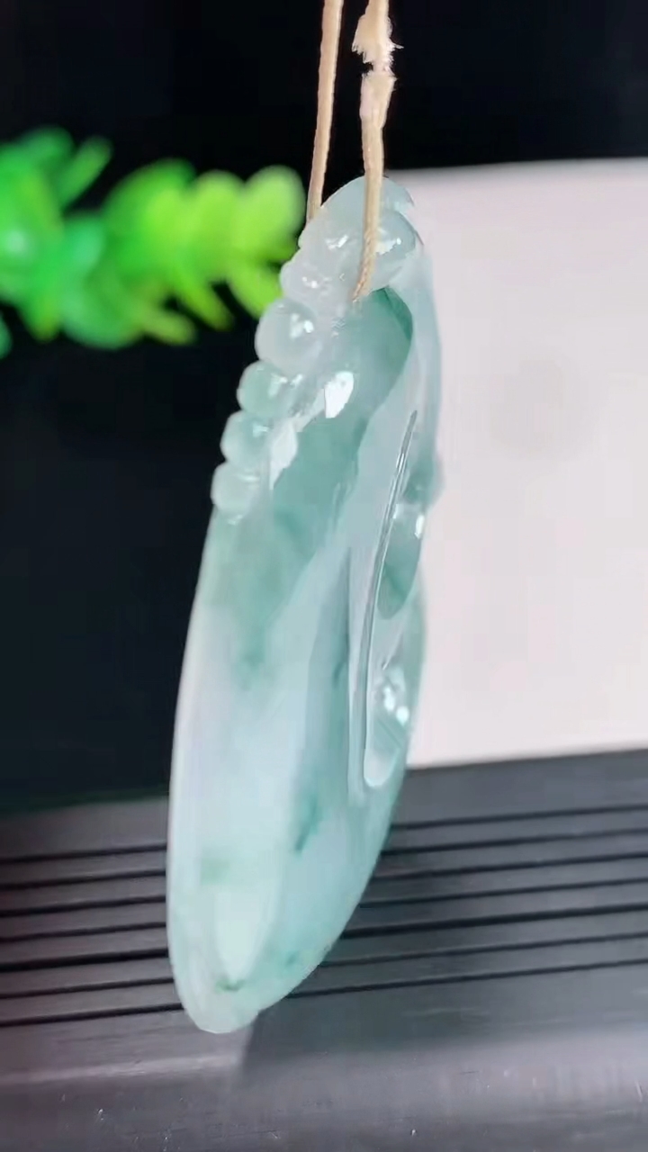 天然A货翡翠飘花如意吊坠，尺寸55-42-5.8重量:23.24g
4月25日