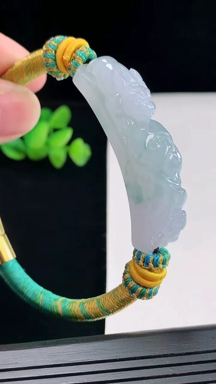 天然A货翡翠冰种飘花貔貅玉手牌，尺寸48-12.5-11.2重量:27.82g
4月25日