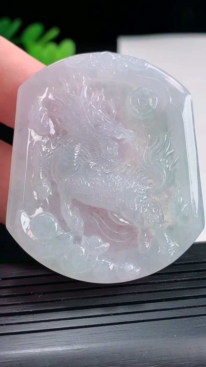 天然A货翡翠麒麟吊坠，尺寸53-44.8-5重量:28.57g
4月25日