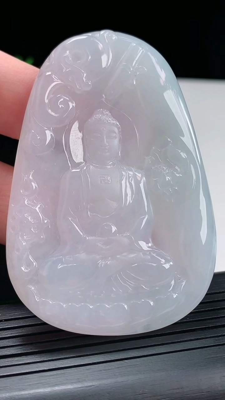 天然A货翡翠大日如来佛吊坠，尺寸69.5-47-5.5重量:38.92g
4月25日