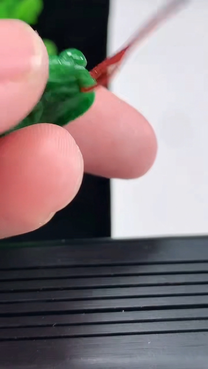 天然A货翡翠和和美美 荷叶鱼吊坠，尺寸29-16-6重量:4.62g
4月25日