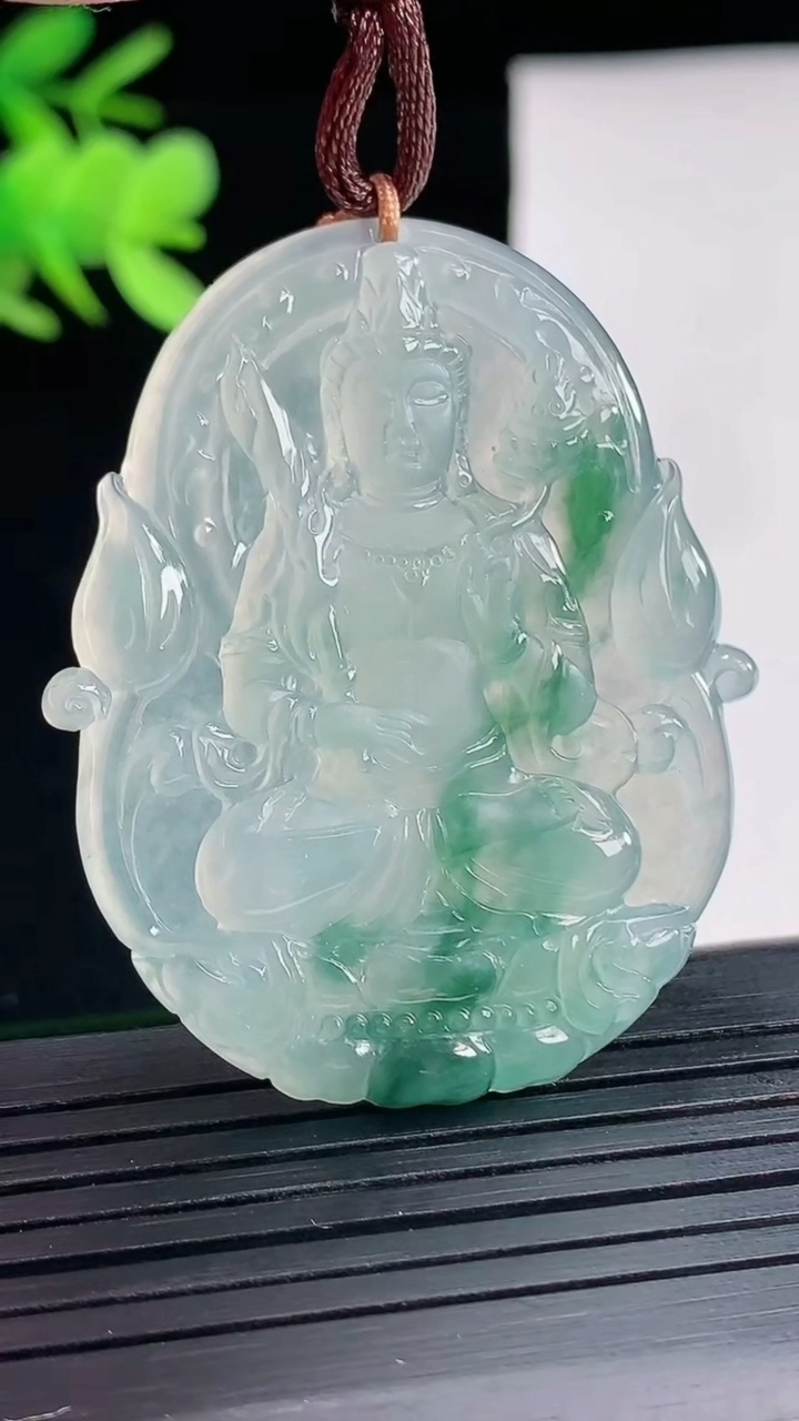 天然A货翡翠冰种飘花虚空藏菩萨吊坠，尺寸46.5-35-4.2重量:16.28g
4月25日