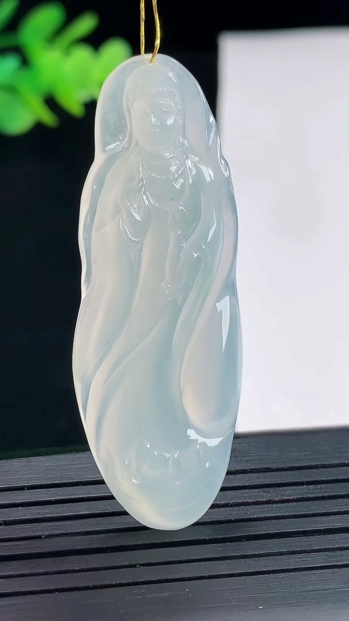 天然A货翡翠观音菩萨吊坠，尺寸53.5-18-4.2重量:9.05g
4月25日